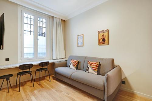 un salon avec un canapé et deux chaises dans l'établissement Elegant Apartment 4 stars , 10mn from Sacré-Cœur, à Paris