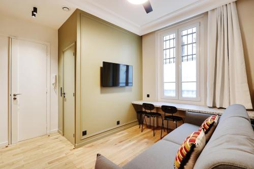 un salon avec un canapé et une table dans l'établissement Elegant Apartment 4 stars , 10mn from Sacré-Cœur, à Paris