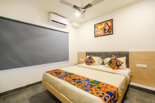 Postel nebo postele na pokoji v ubytování FabHotel Prime Adhirath Grand-Nr Madhapur-Hitech CIty
