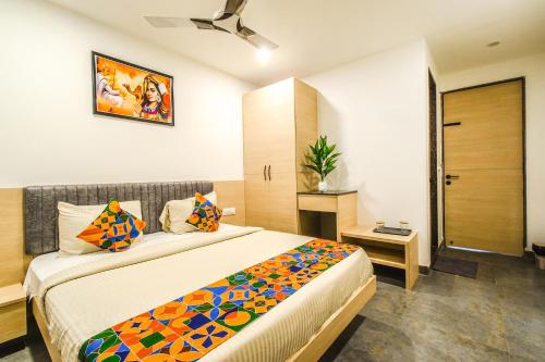 Postel nebo postele na pokoji v ubytování FabHotel Prime Adhirath Grand-Nr Madhapur-Hitech CIty