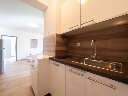 Kuchyň nebo kuchyňský kout v ubytování Cozy apartment with breakfast on request 1