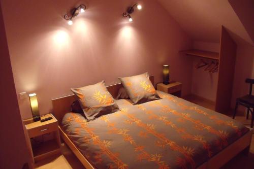 ein Schlafzimmer mit einem großen Bett mit zwei Kissen in der Unterkunft Maison d'Hote le Relais de morville in Fresnes