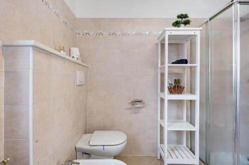 Un baño con inodoro y ducha en Ca'della Melania, en Folgaria