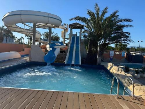 Πισίνα στο ή κοντά στο Mobile Home Cosy vue sur l'étang