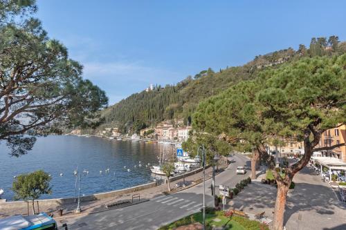 a view of a river with swans in the water at Casabb in Toscolano Maderno
