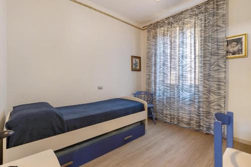 a small room with a bed and a window at Casabb in Toscolano Maderno