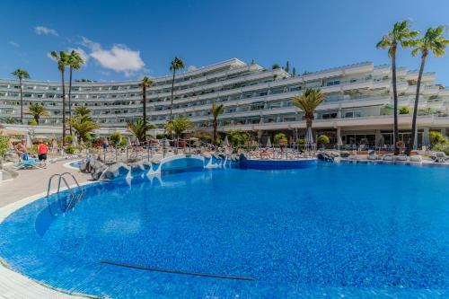 Apartamento con terraza en primera línea El Duque, Altamira