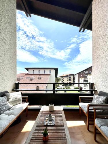 - un salon avec vue sur un balcon dans l'établissement Bel appartement à moins de 100m de la plage, à Seignosse