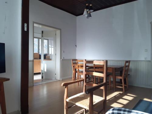 une salle à manger avec une table et des chaises dans l'établissement Maison 3 chambres - 25mn de Toulouse, à Caraman