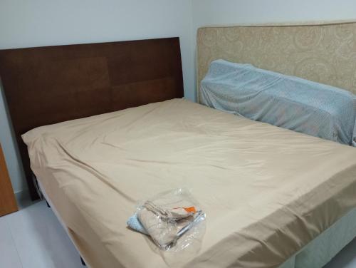 a plastic bag sitting on top of a bed at Casa e Área de lazer em Rubião Júnior in Botucatu