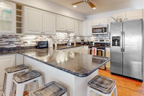 Η κουζίνα ή μικρή κουζίνα στο Bay Breeze --- 38875 Madison Ave Unit #1 Lighthouse Cove