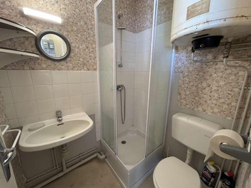 Kúpeľňa v ubytovaní Bel Appartement Studio 3 Couchages avec Parking et Ascenseur à Saint-Hilaire-de-Riez - FR-1-224C-217