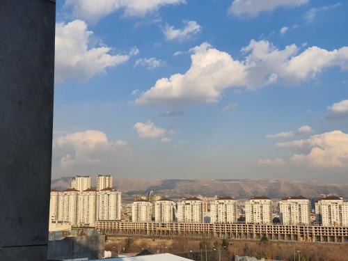 een uitzicht op een stad met hoge witte gebouwen bij Royal Bakrajo Hotel in As Sulaymānīyah
