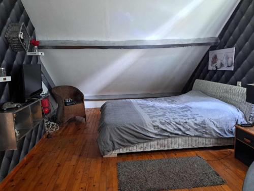 une chambre avec un lit et une télévision dans l'établissement Maison, à Naucelles