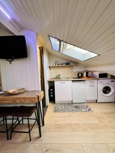 - une cuisine avec une table et une télévision dans la chambre dans l'établissement Charmand studio mansardé dans le centre ville de Cannes, à Cannes