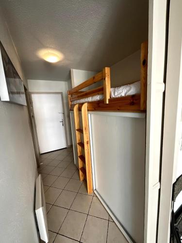 Cette petite chambre comprend des lits superposés et une porte. dans l'établissement Studio Ocean, à Capbreton