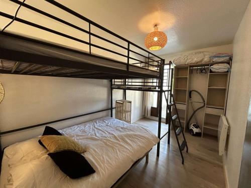 une chambre avec deux lits superposés et une lampe dans l'établissement Appartement T2 avec Jardin, à 200m de la Plage - 6 Couchages, Saint-Hilaire-de-Riez - FR-1-224C-314, à Saint-Hilaire-de-Riez