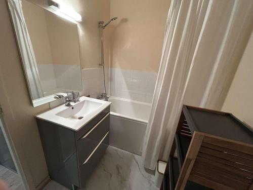 une salle de bain avec un lavabo, une douche et un miroir dans l'établissement Appartement T2 avec Jardin, à 200m de la Plage - 6 Couchages, Saint-Hilaire-de-Riez - FR-1-224C-314, à Saint-Hilaire-de-Riez