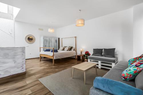 a living room with a couch and a bed at Casa Bonita Peaceful Home in Ingenio