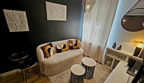 - un salon avec un canapé et quelques tabourets dans l'établissement Suite dans le centre historique, à Aix-en-Provence