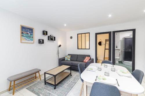 un salon avec une table et un canapé dans l'établissement Le Carnot's - Wifi - Proche port, à Cancale