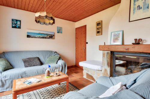 un salon avec une cheminée et un canapé dans l'établissement Maison avec jardin à 400m de la plage des Sableaux, à Noirmoutier-en-l'lle