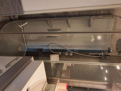 un comptoir en verre avec un tiroir et un fil dans l'établissement Studio cabine climatisé, piscine, parking, animaux admis, 350m plage - FR-1-250-62, au Grau-du-Roi