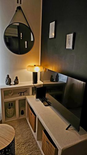 - un salon avec une table et un miroir dans l'établissement Suite dans le centre historique, à Aix-en-Provence