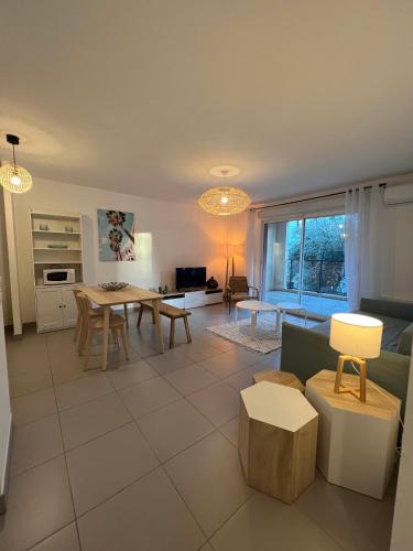 un salon avec un canapé et une table dans l'établissement RIVIERA COTTAGE, à Mandelieu-la-Napoule