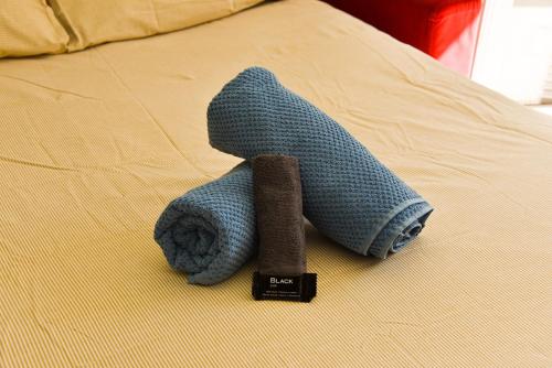 un animal farci bleu assis sur un lit dans l'établissement Studio avec terrasse à Nice, à Nice