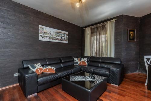 3BR Apartment with Free Pool and Parking Dobrota