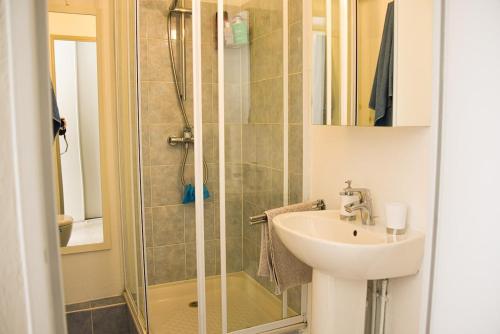 une salle de bain avec un lavabo et une douche dans l'établissement Studio avec terrasse à Nice, à Nice