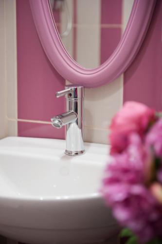 a bathroom sink with a pink mirror and a sink at Torre Di Vico Residenza D'Epoca in Viterbo