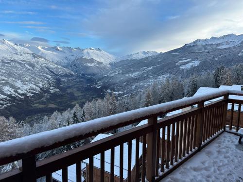 Elle comprend un balcon offrant une vue sur une montagne enneigée. dans l'établissement Appartement - La Plagne - Les Coches - 7 Personnes - Pieds des pistes, à La Plagne Tarentaise