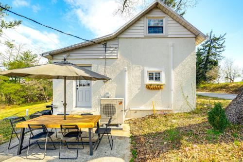 Afbeelding uit fotogalerij van 4 Mi to Shops and Dining Bright Lexington Studio! in Lexington