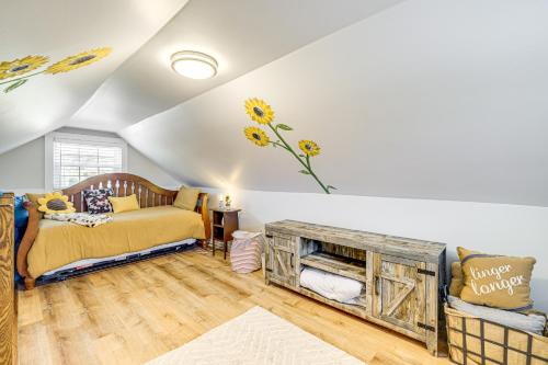 une chambre avec un lit et un canapé dans l'établissement 4 Mi to Shops and Dining Bright Lexington Studio!, à Lexington