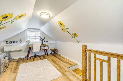 Afbeelding uit fotogalerij van 4 Mi to Shops and Dining Bright Lexington Studio! in Lexington