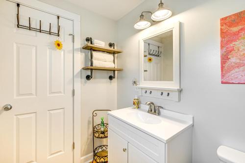 une salle de bains avec un lavabo et un miroir dans l'établissement 4 Mi to Shops and Dining Bright Lexington Studio!, à Lexington