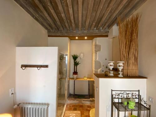 - un salon avec un plafond en bois dans l'établissement Maison de Noble Nicolas, à Avallon