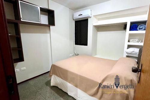 een kleine kamer met een bed en een televisie bij Apartamento Maceió Praia in Maceió