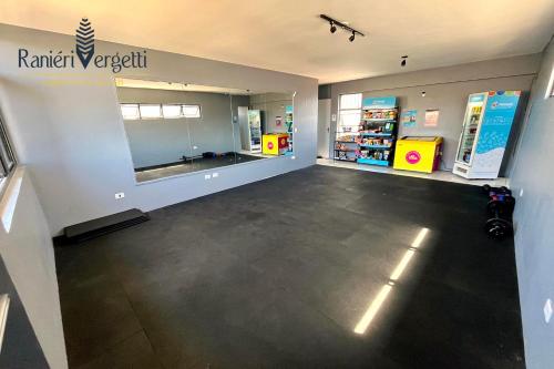 een grote lege kamer met een winkel met een winkelbord bij Apartamento Maceió Praia in Maceió