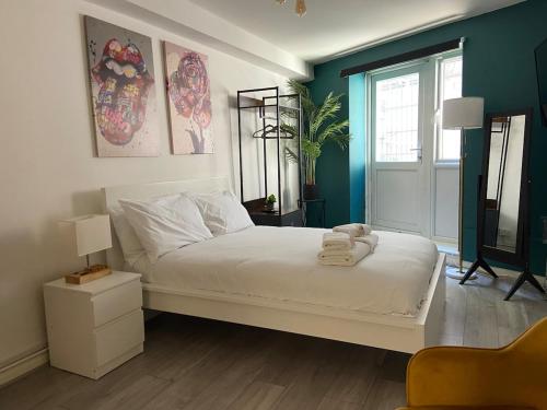 Una cama o camas en una habitación de Serviced Apartments - Deluxe Double Studio