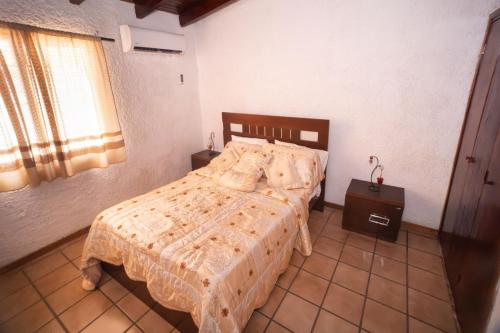a bedroom with a bed and a window at Cabaña vacacional in Paraguachi