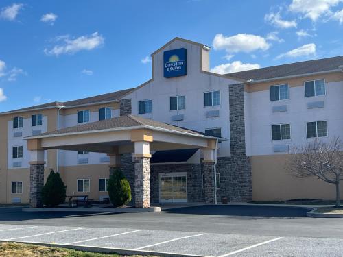 a front view of a hotel with a parking lot at Days Inn & Suites by Wyndham Manheim Lebanon in Manheim