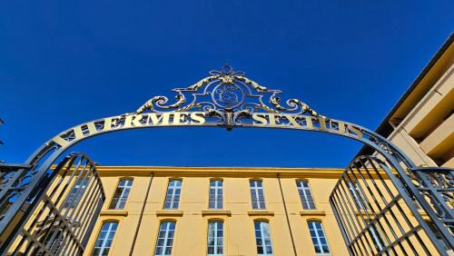un accès à un bâtiment jaune avec une porte dans l'établissement Suite dans le centre historique, à Aix-en-Provence