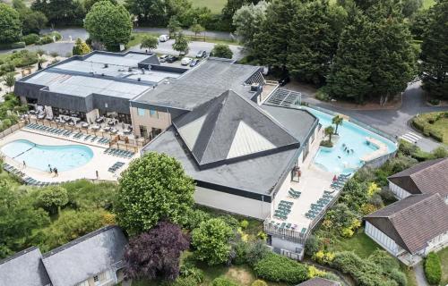 une vue aérienne d'un immeuble avec piscine dans l'établissement Maison Normandy Garden, à Danestal