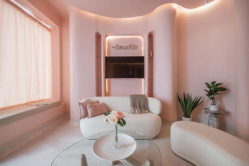 un salon avec une chaise et une table dans l'établissement Le Boudoir Iconic 4 guests Cannes, à Cannes
