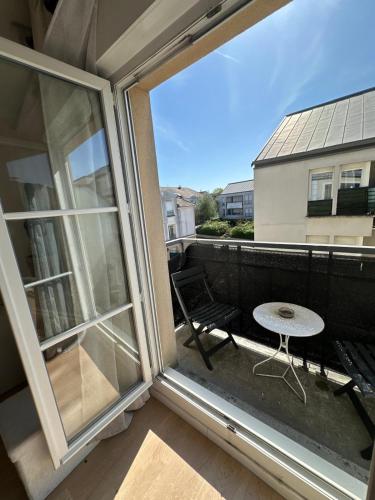 d'un balcon avec une table et une chaise. dans l'établissement Jessi home, à Limeil-Brévannes