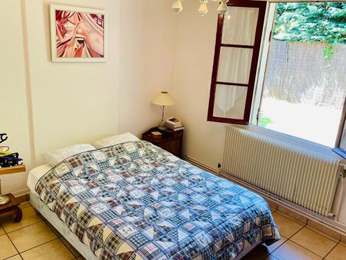 En eller flere senge i et værelse på Charmante maison authentique, proche bassin