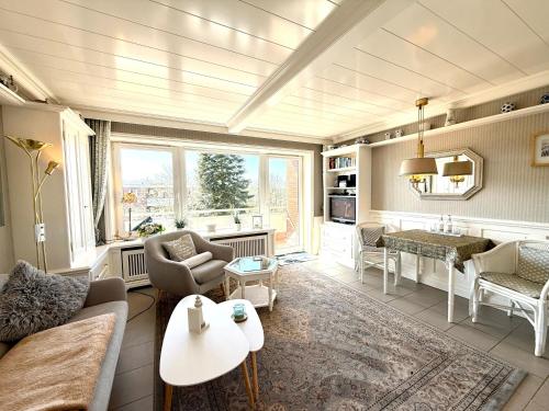 un soggiorno con un divano e un tavolo di Berliner Ring - Whg 26 a Wyk auf Föhr
